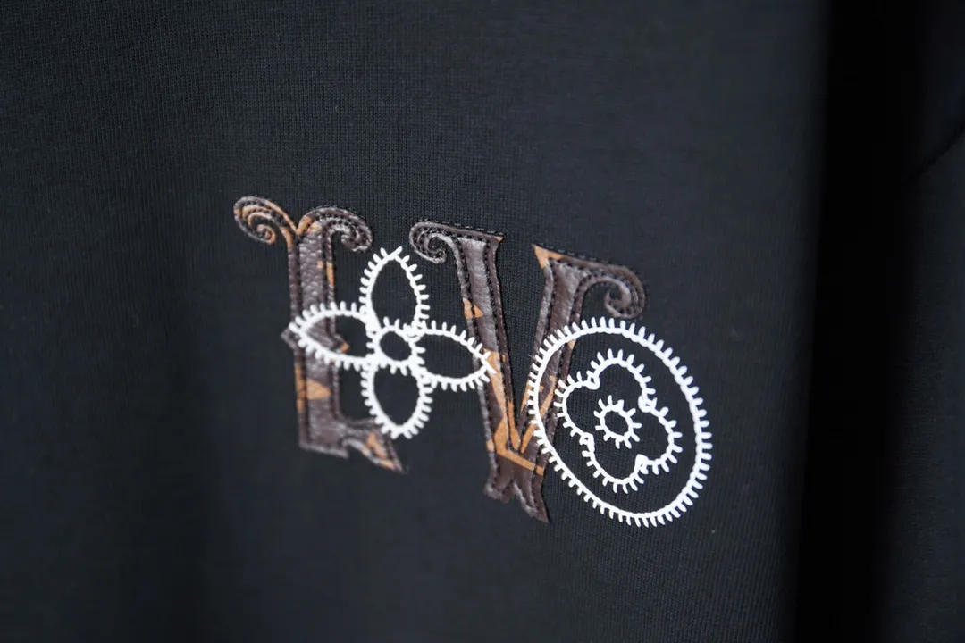 🅿️190 1V 25SS early spring new style Leather embroidered LV letter short sleeves Light luxury A must-have item for daily commuting for men and women Correct version Welcome to compare Detailed features · 320g 100% pure cotton double yarn jersey fabric · Special thickening in the same vat 32 pieces double-strand 1X1 thread . Leather-cut LV letter splicing embroidery · Imported Tajima machine embroidery with various craft letters · Double-needle sewing and cross-seam technology · Original main mark, washed tag, brand moisture-proof paper packaging Color: black/white Size: S/M/L/XL